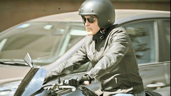 Casca i-a salvat viaţa lui George Clooney