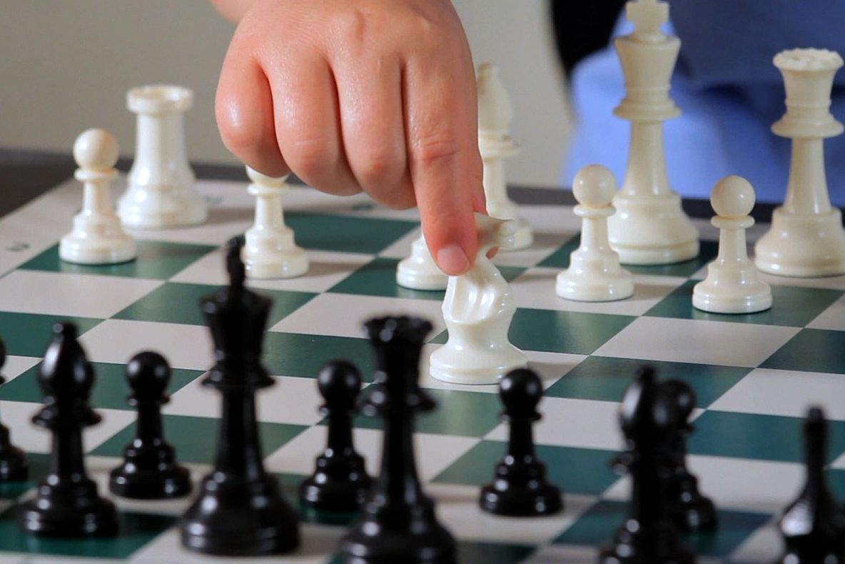 Emilian Isăilă: Iohannis a sacrificat regina ca să câștige partida sau și-a dat mat de unul singur?