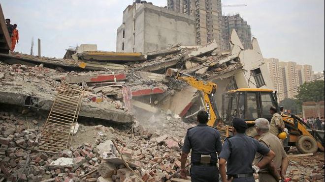 O clădire de 6 etaje s-a prăbuşit peste un alt bloc de 4 etaje. Catastrofă