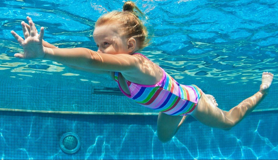 În cât timp învaţă o persoană să înoate?