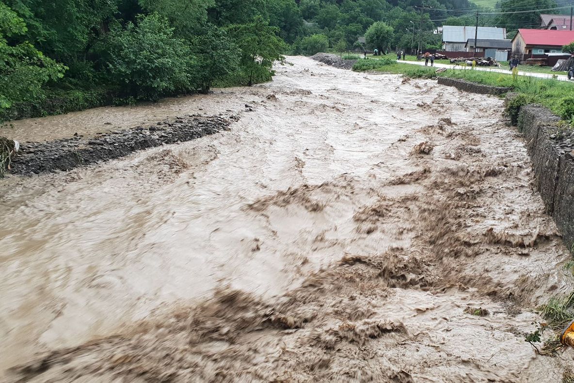 Ploile s-au oprit, riscul de inundaţii rămâne. Hidrologii au emis noi avertizări