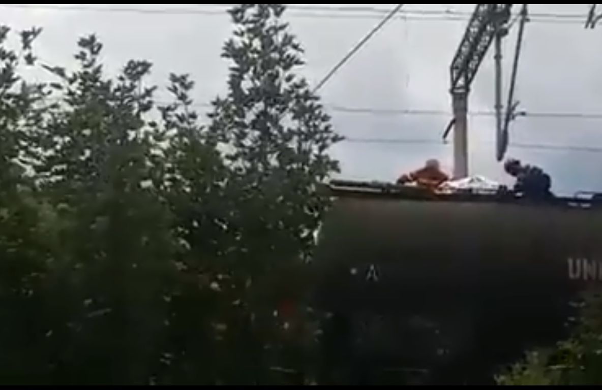 Un tânăr se zbate între viață și moarte după ce s-a electrocutat pe un vagon în Brașov