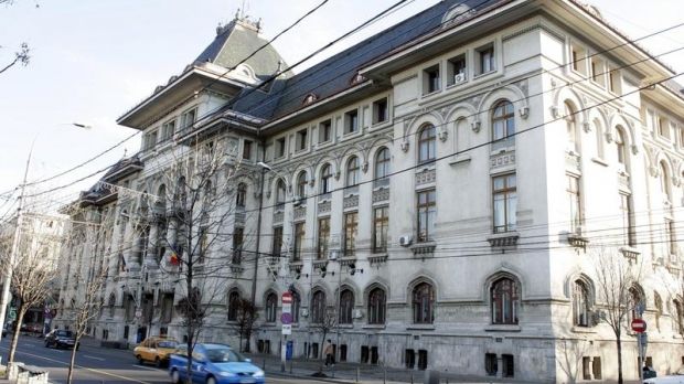 Trei asociații lansează raportul "Încă doi ani de beznă și vorbe goale?",în faţa Primăriei Capitalei