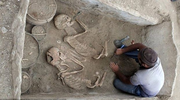 Descoperire răscolitoare într-un mormânt antic: "Romeo și Julieta", trași de cai înaripați