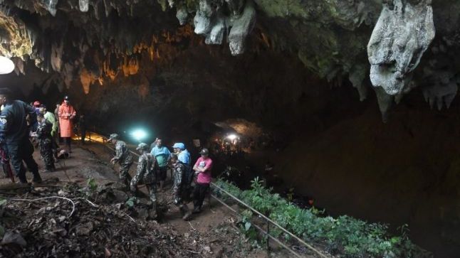Copiii blocaţi în peştera din Thailanda au început lecţiile de înot. Doar aşa pot fi salvaţi