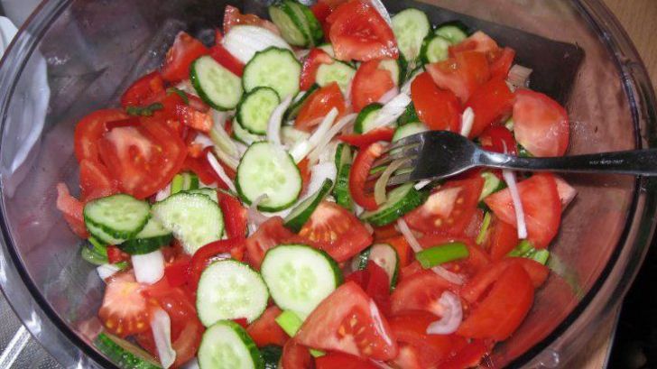 Salata de roşii. Cea mai mare greşeală pe care o facem toţi când o preparăm