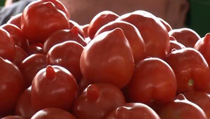 Adevărul despre roșiile cu ţugui! Ce sunt, de fapt. Mai mănânci?