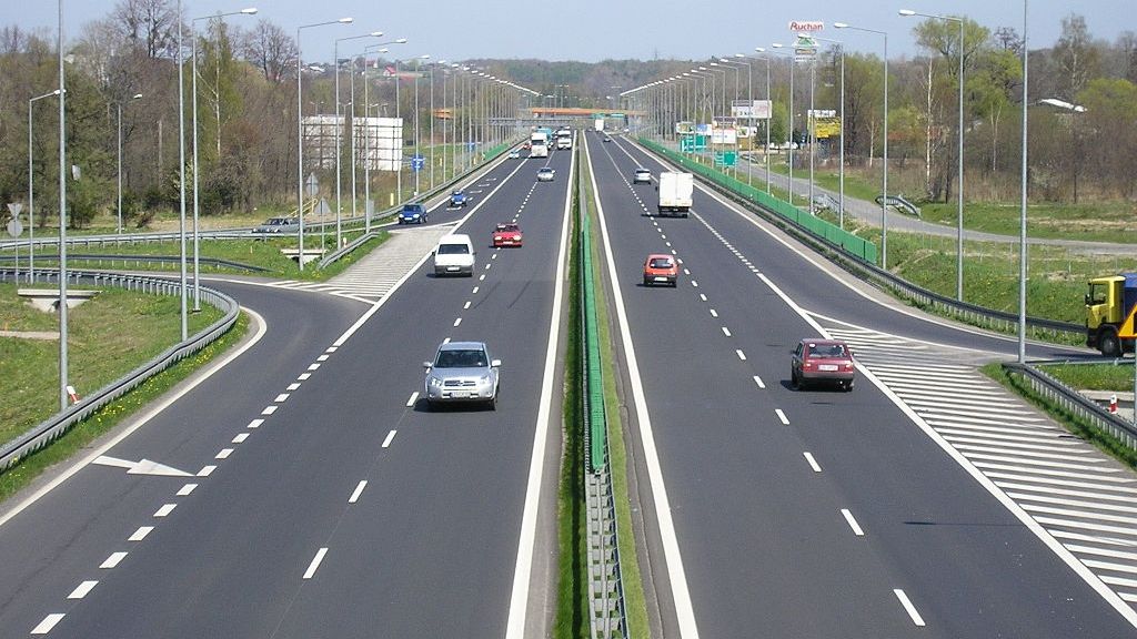 Scene şocante pe un drum naţional: Un șofer, surprins în timp ce conducea cu viteză pe contrasens