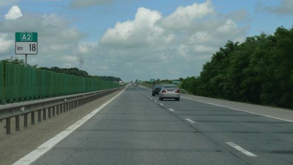 ATENŢIE şoferi! Trafic deviat pe Autostrada Soarelui. S-au desprins dale din carosabil