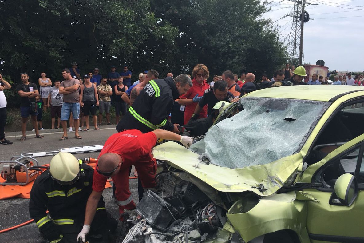Imagini cumplite de la accidentul din Costineşti. Trei persoane, rănite