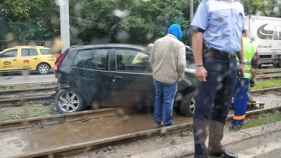 Accident cumplit în Bucureşti între un tramvai şi o maşină