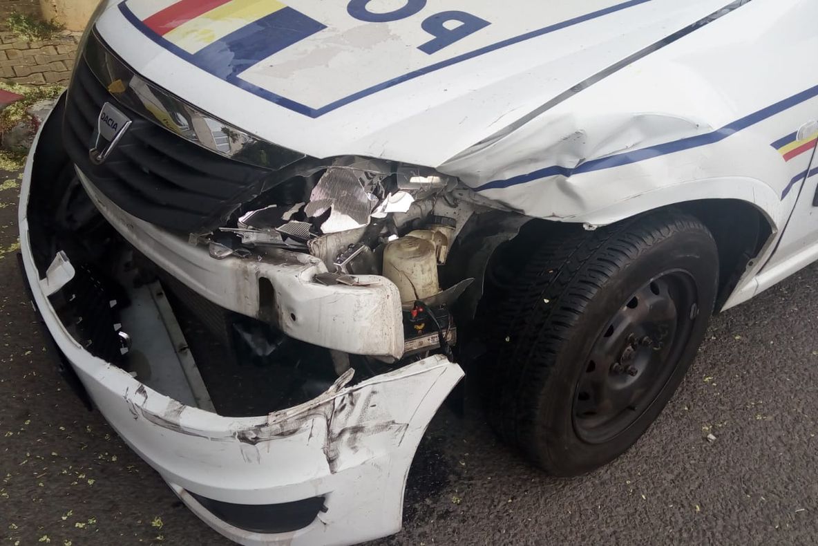 Maşină de poliţie aflată în misiune, implicată într-un accident grav