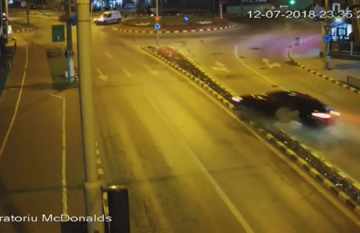 Accident spectaculos în centrul Sucevei. Șoferul și pasagerul fug, abandonând mașina. VIDEO