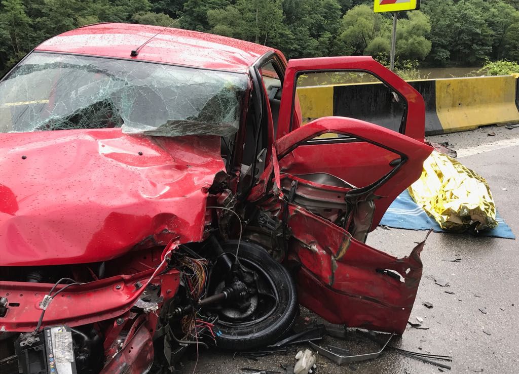 UPDATE: Accident cumplit pe Valea Oltului, un mort şi trei răniţi, inclusiv un bebeluş 