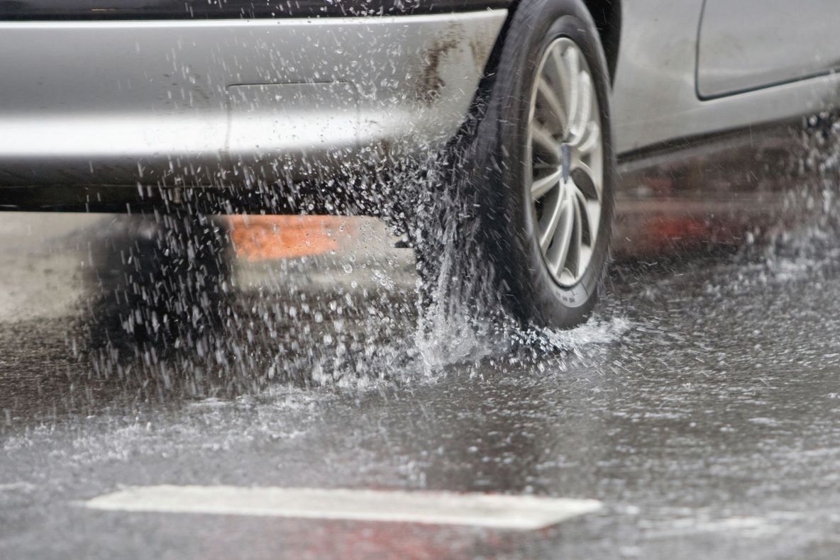 ATENŢIE ŞOFERI! Cum trebuie să conduci în siguranță pe timp de ploaie. Ce făceai greşit până acum