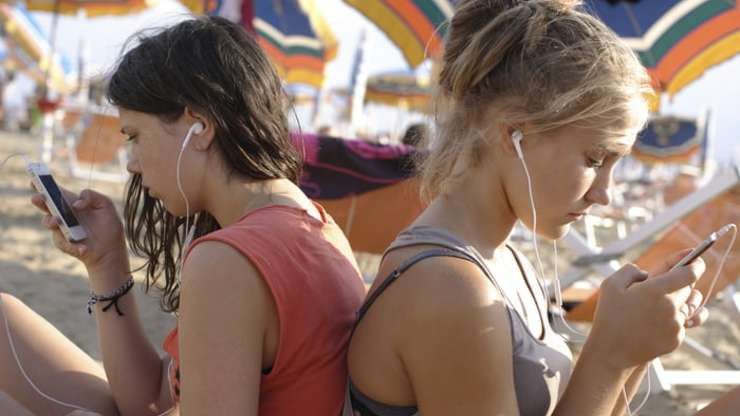 Studiu surprinzător. Cu ce au înlocuit sexul tinerii din ziua de azi