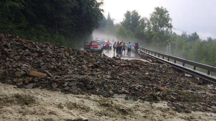 Aproximativ 100 de maşini, oprite în trafic, din cauza aluviunilor căzute pe carosabil