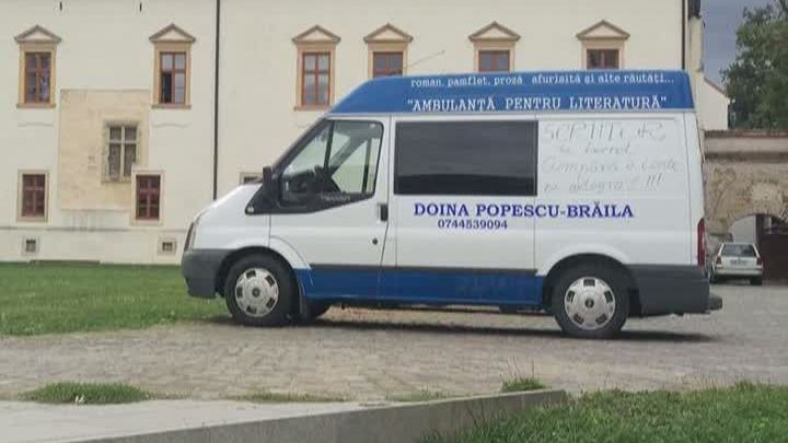 Prima reacţie a scriitoarei bătută în ambulanţă: "M-au ars pe faţă cu ţigara!"