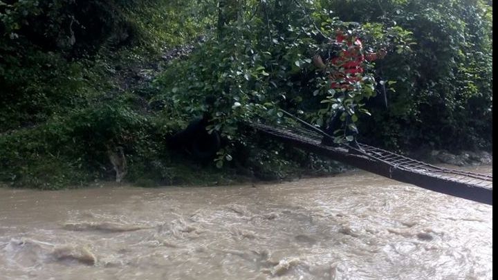 O fetiţă şi un bărbat, captivi pe o stâncă de teama apelor. IMAGINI CUTREMURĂTOARE 