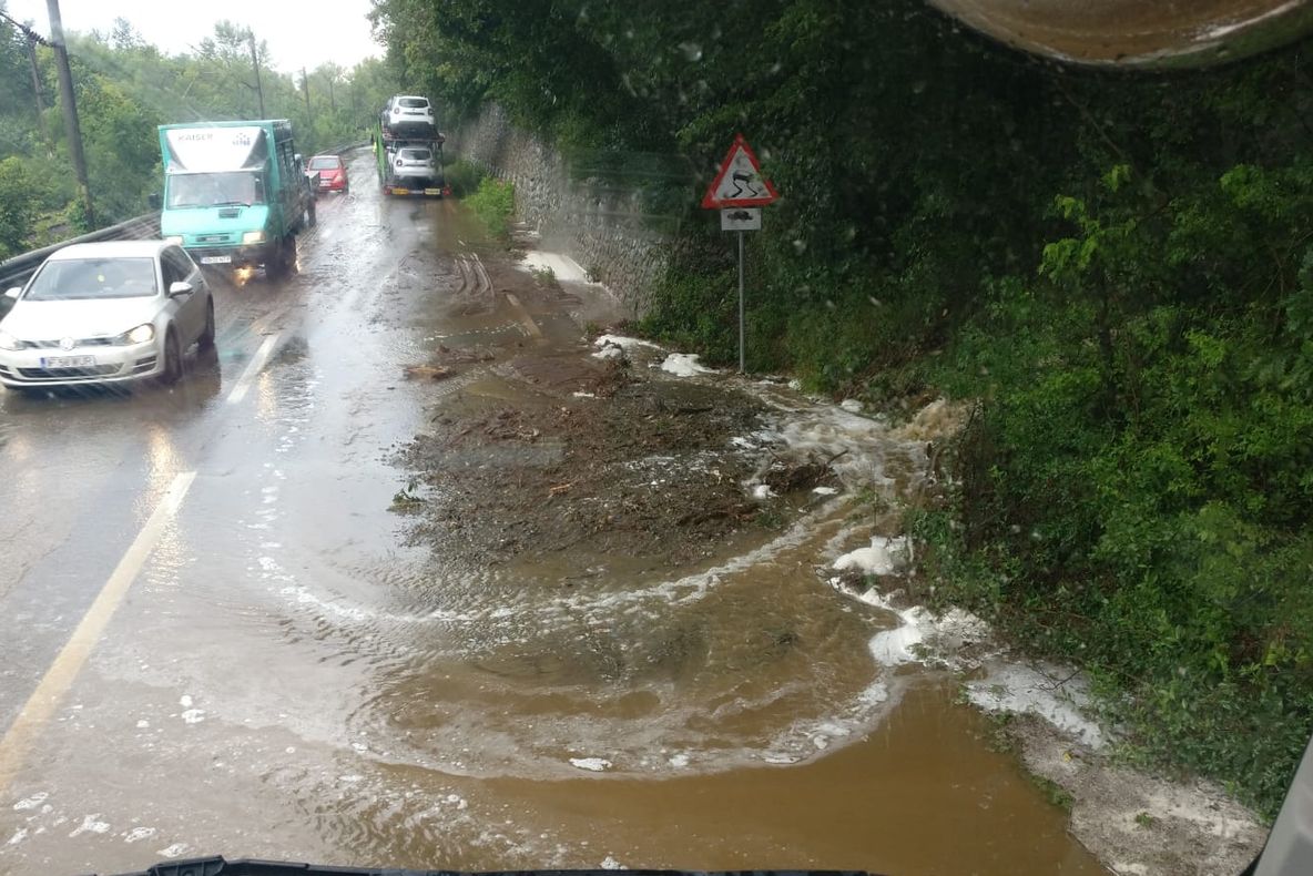 POTOP în vestul ţării. Ploaia căzută a făcut ravagii 