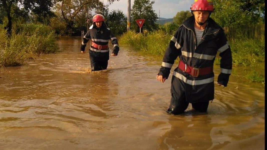 Ploile au făcut prăpăd în Vestul țării. 7 drumuri naționale, blocate de ape