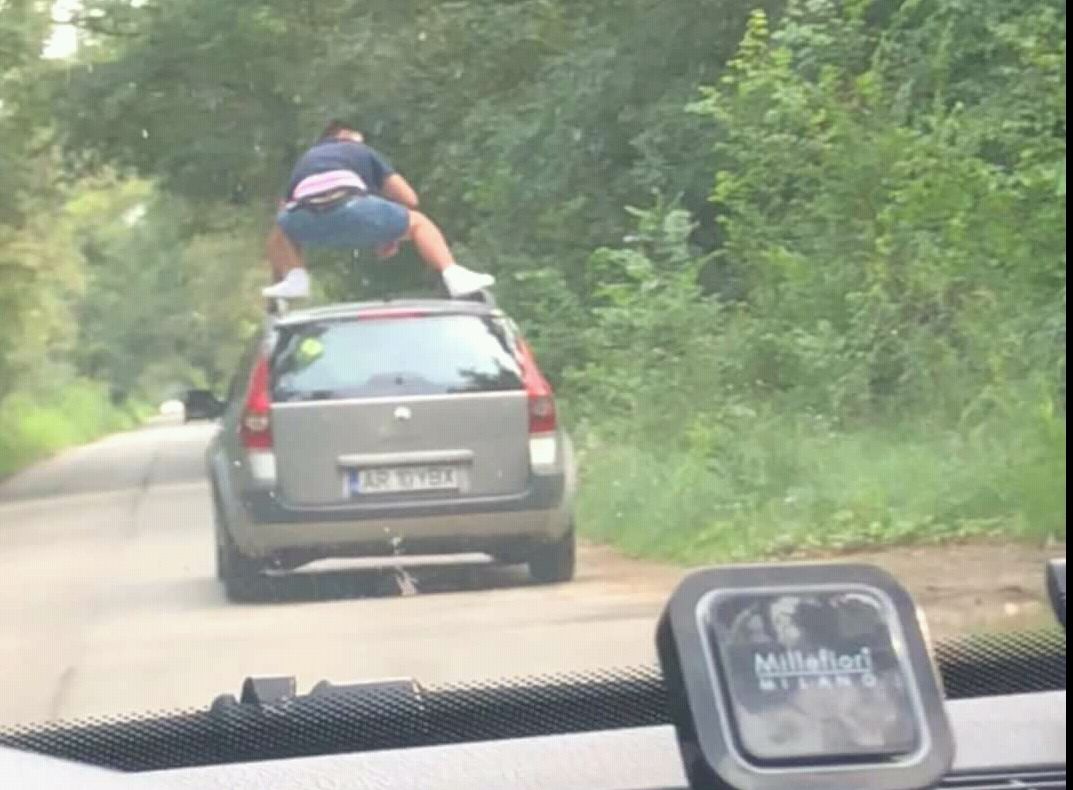 Tarzan din pădurea Ceala. A lăsat volanul și a urcat pe propria mașină în mers