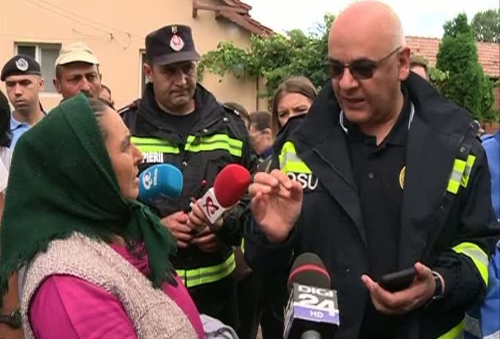 Arafat, apostrofat de oamenii afectaţi de inundaţii, la Vâlcea: "Se rezolvă ceva cu digul ăsta?"