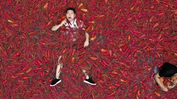 Un chinez a devorat 50 de ardei iuți în mai puțin de un minut. Ce a urmat