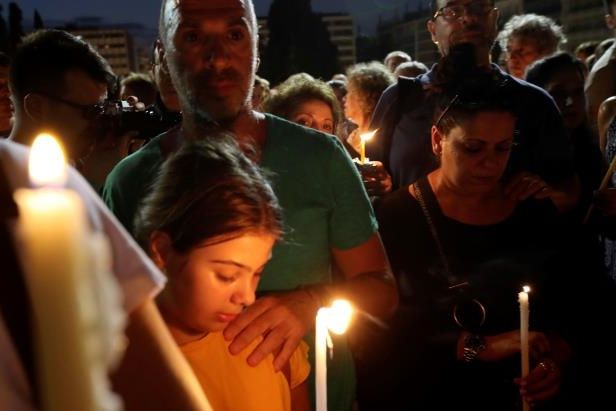 Imagini emoţionante. Incendiu Grecia: Sute de lumânări aprinse în centrul Atenei