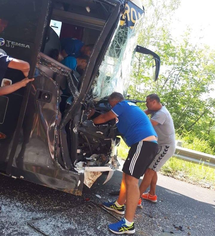 Autocar cu juniori români la handbal, implicat într-un accident în Muntenegru 