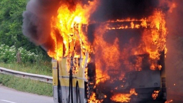 Autocar în flăcări, pe Dealul Negru