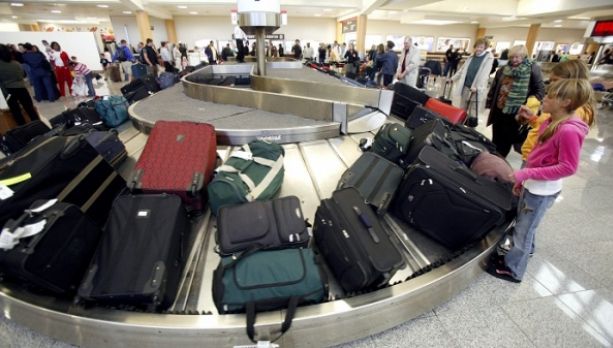 Cum să faci ca bagajul să îți apară primul pe bandă, la aeroport. Secretul companiilor aeriene