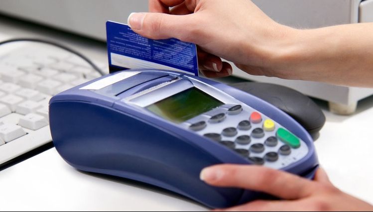 Noua lege a "bancomatelor" din magazine intră în vigoare vineri. Ce comision plătești dacă vrei cash