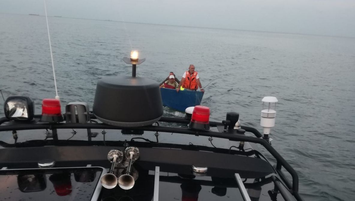 Pescari aflaţi cu barca pe mare, salvaţi după ce nu au mai putut ajunge la mal