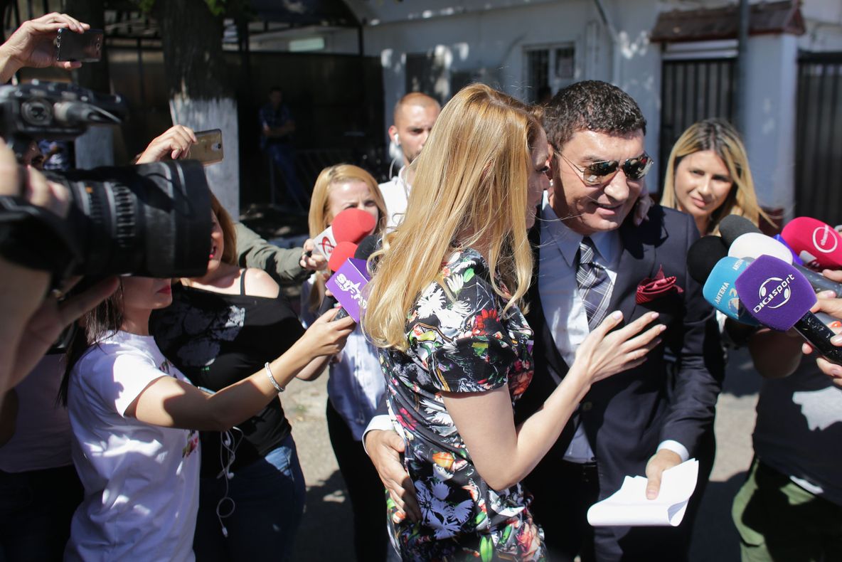 Fotografie de familie după eliberarea din închisoare: Valentina cu Cristi Borcea și copilul 