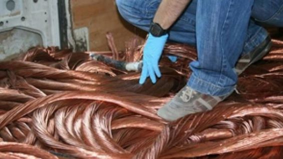 Moarte cumplită! Doi tineri, găsiţi carbonizaţi, într-o fabrică de unde furau cabluri 