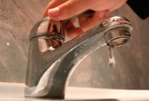 Protest extrem la Bacău, unde nu e apă curentă de o săptămână: un bărbat a ieşit gol pe stradă