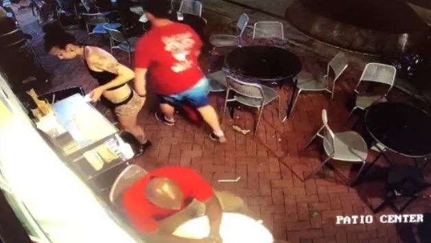 A intrat în bar şi a ciupit-o pe chelneriţă din spate. Femeia l-a băgat, apoi, în spital