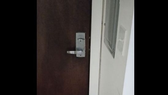 De două ori au găsit ușa de la casă larg deschisă. Speriați, au decis să filmeze. Ce au surprins