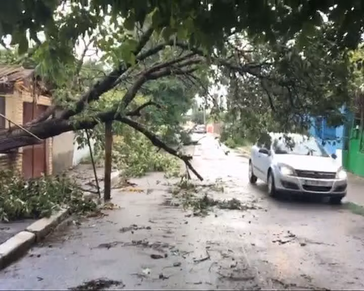 Litoralul, lovit de o furtună violentă: străzi inundate, acoperişul unui mall, luat de vânt