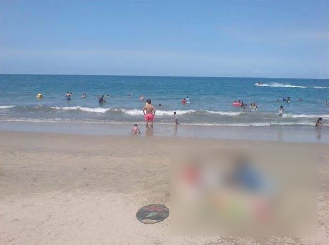 Oare ce a fost în capul lor? Turiştii, miraţi la mare. Ce au adus 3 copii pe plajă