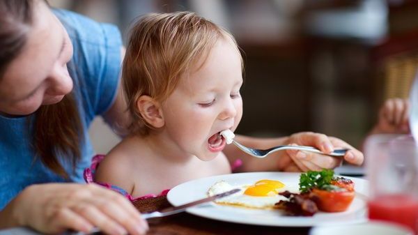 Cât trebuie să mănânce copiii. Ce spun specialiştii. Tu ştii răspunsul?
