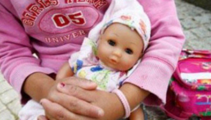 Caz şocant la Iaşi! Minoră cu probleme psihice, dezbrăcată şi legată de un stâlp chiar de părinţi