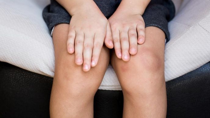 Copil de 3 ani, atacat cu ACID, într-un centru comercial