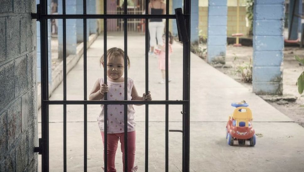 Dramatic. Cea mai tristă copilărie. Copiii care sunt crescuţi în spatele gratiilor