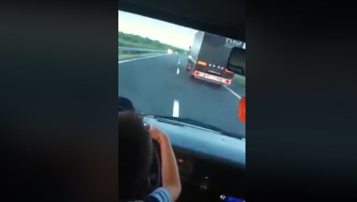 Copil la volan, pe autostradă. Încurajat de părinţi să calce pedala, la 120 km/h!