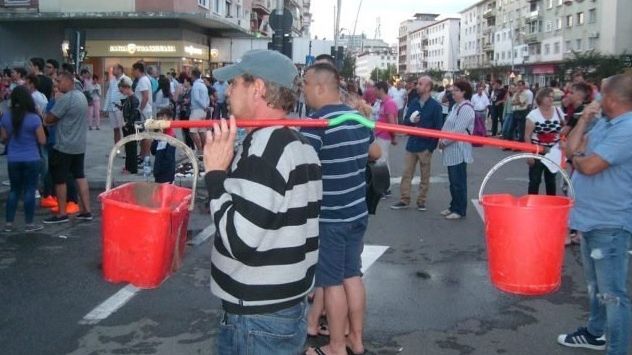 Cum te speli pe cap, metoda Bacău! Oraşul nu are apă de o săptămână (VIDEO)
