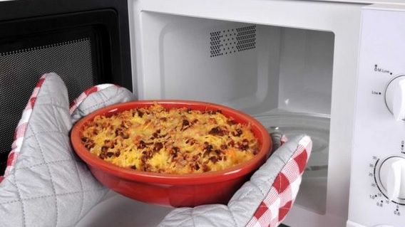 Ce să NU încălzeşti în cuptorul cu microunde