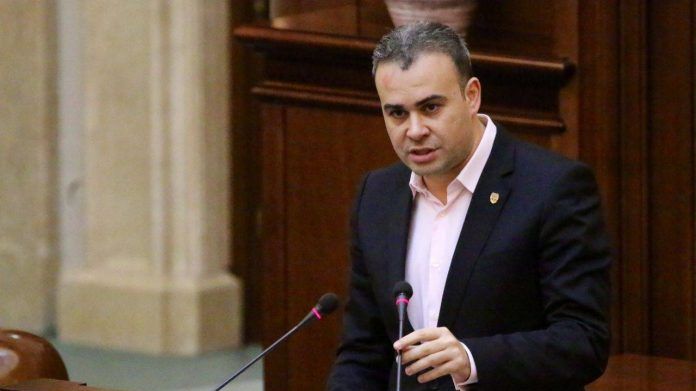 Odă pentru Darius Vâlcov, în presa locală din Olt: ”Ar fi un fel de ”Putin” al nostru”