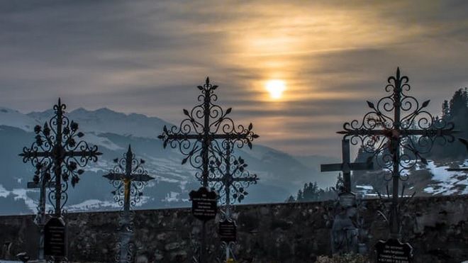 Caz şocant la Slobozia: un mort a fost chemat în instanţă, pentru a fi obligat la muncă